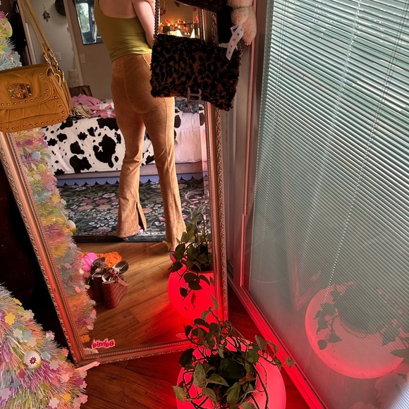 ALO Yoga Camel Flare Pants s cords - Picture 4 of 16